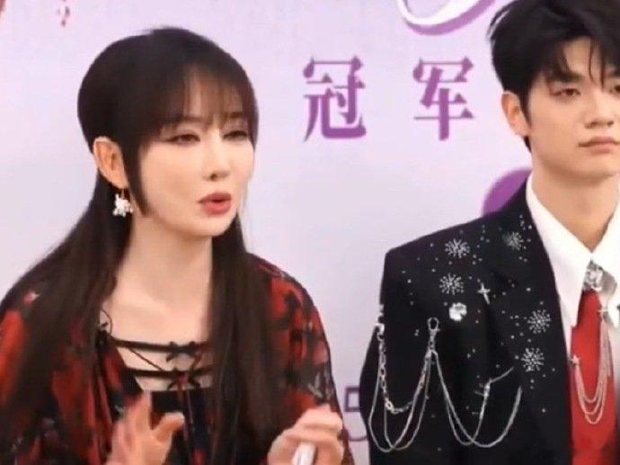 高旭狂给萨顶顶发滑跪表情包声鸣远扬直播高旭面对萨顶顶的倾力相助，用滑跪表情包疯狂