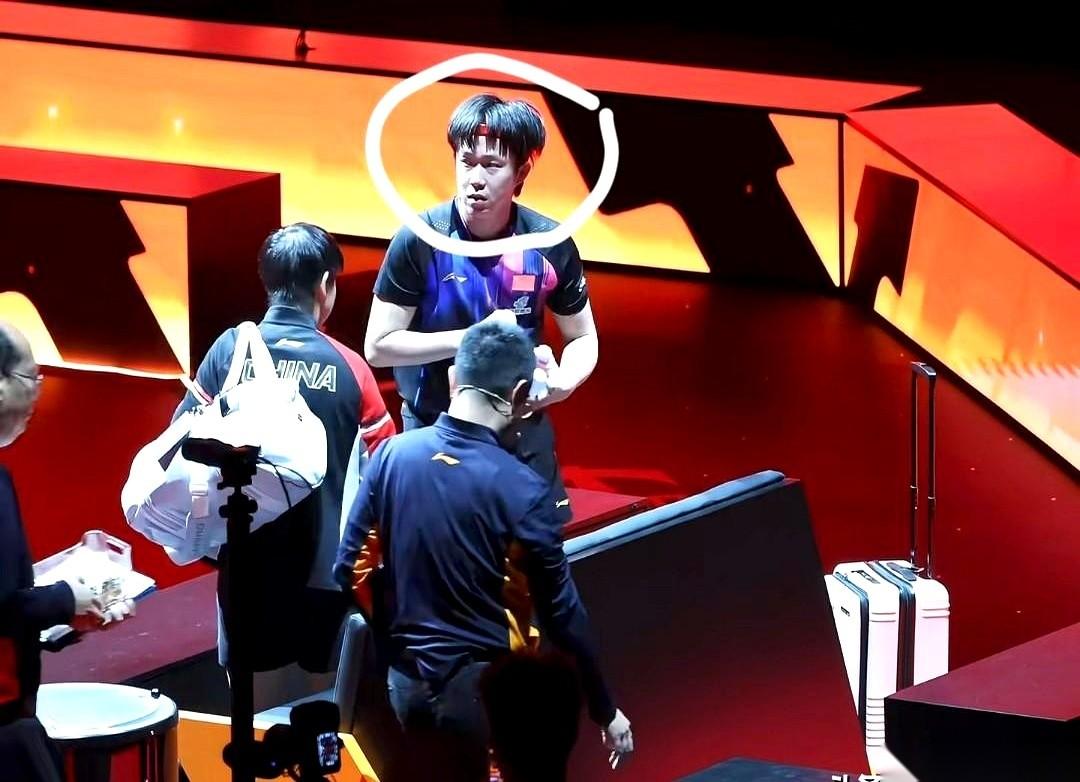 冠军下场第一件事，居然是弯腰去捡地上的几个矿泉水瓶子。
真的，就那么几个瓶子，他