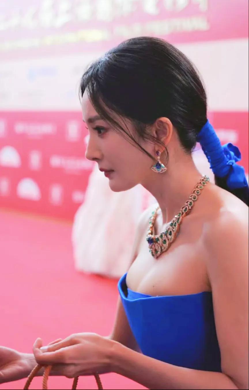 杨幂的前夫真的是个狠人，
如此天姿国色的美女，但凡是个男人都舍不得放手吧？