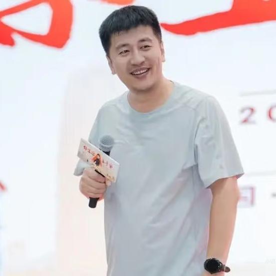 说句实话，
张雪峰被封一点也不冤，
我表姐学的就是汉语言，工作特别好找，进一步可