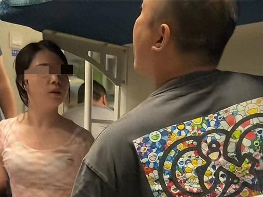 [兔子]上铺女子霸占别人下铺不肯起身，下铺男子提醒她起来，不料，女子叫嚣：“我就