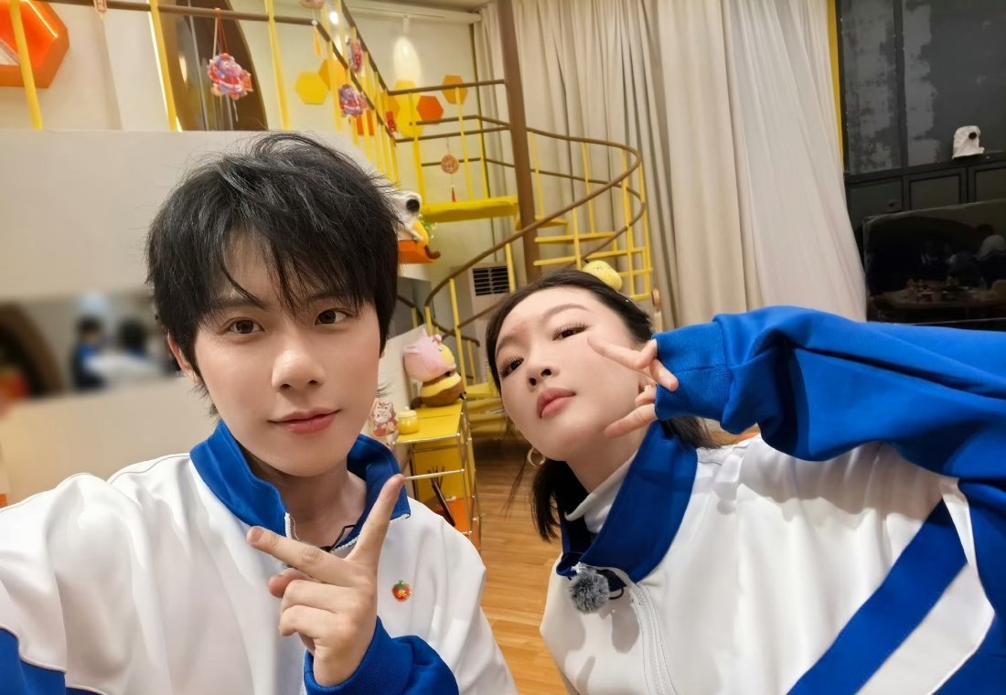 周奇这么青春吗 梦回方一凡时期了穿校服简直就是高中生嘛，很会Wink啊 