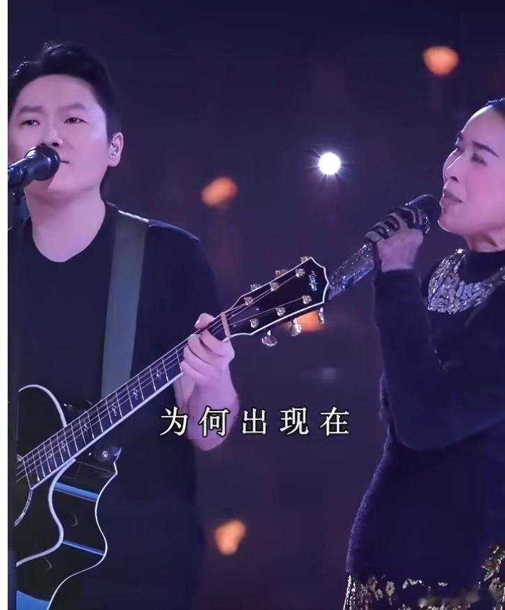 人的两面性。 我有个同事，她老公人挺好的，常跟我们一起玩。 有次我们一起出去旅游
