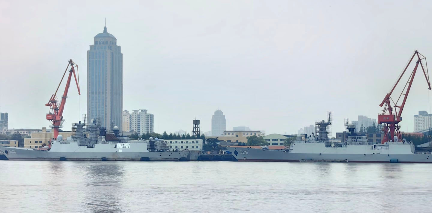 548益阳舰与529舟山舰 