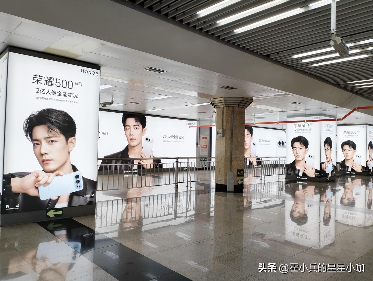 分享一张最近随手拍的照片地铁站里藏着人生百态