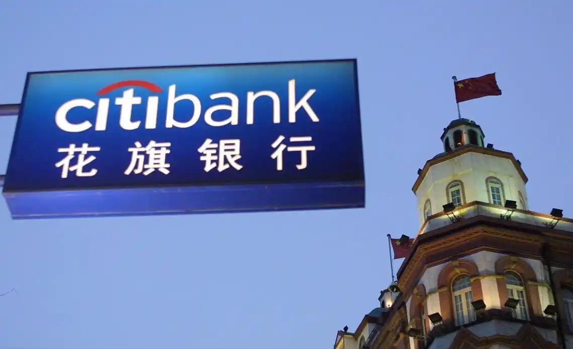 头部券商统一建议黄金持仓砍半，核心原因不在加密货币。

此前持续单边上涨的黄金市