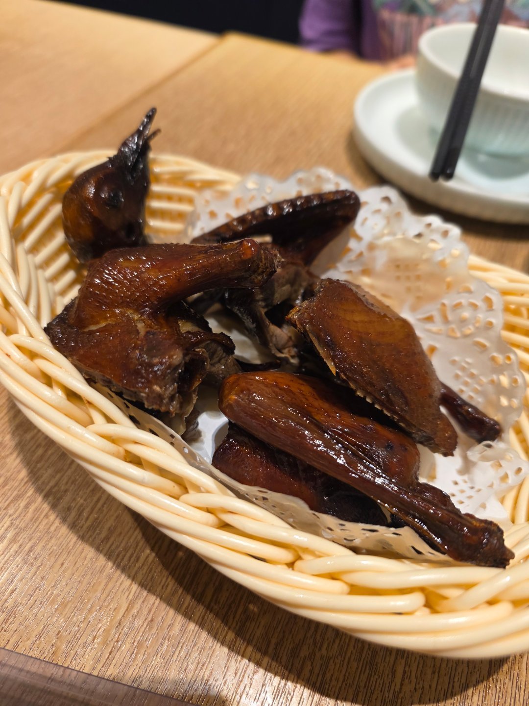 今天忙瘋了逛街吃晚飯回家太晚了，這個點我還在預備我的羊肚菌燉湯。 