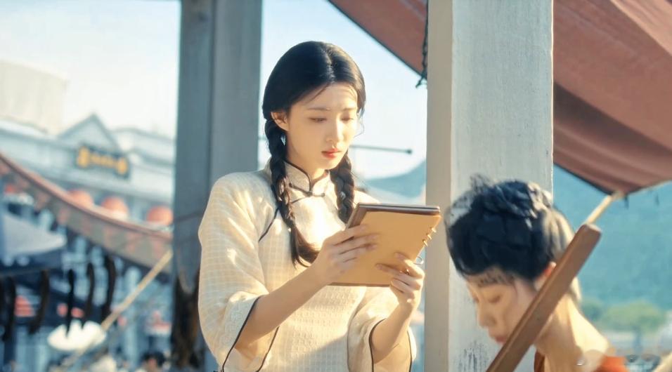 王楚然演绎如玉美人任素素褪去繁复首饰，麻花辫凸显王楚然清雅长相，生动演绎温润如玉
