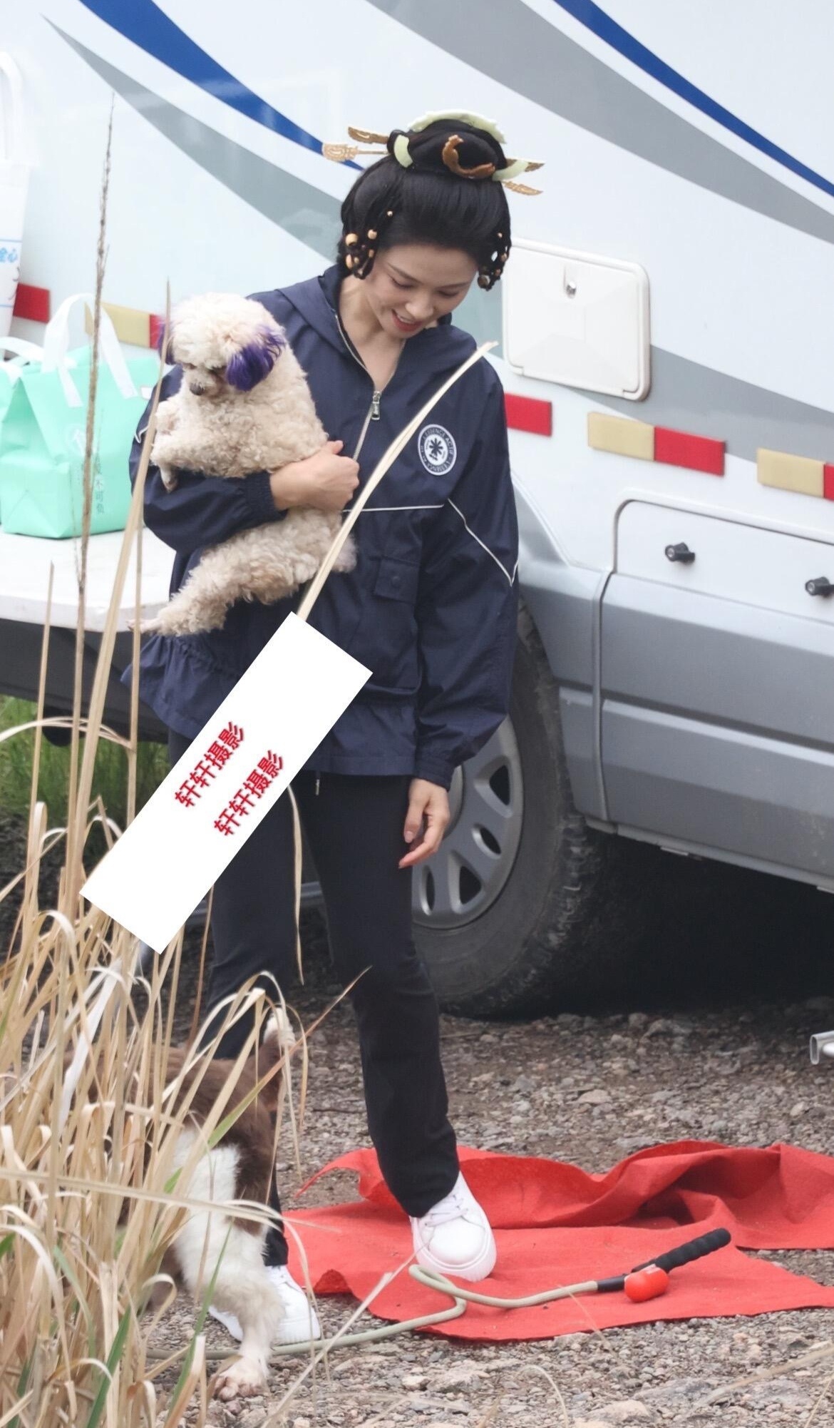 查理：家人们谁懂啊刘涛快把查理扛起来！！！ 