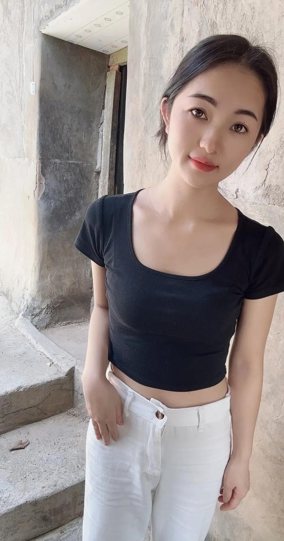 白衣秀影清，红颜映红妆。