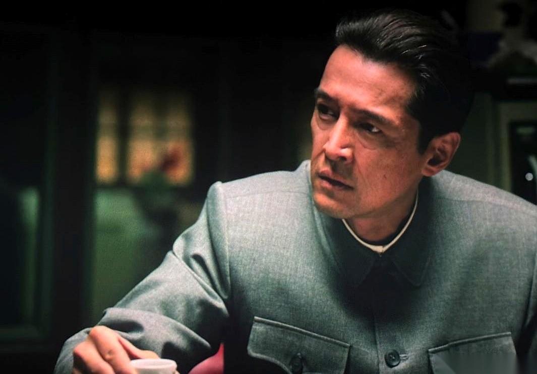 聊起胡歌，演艺圈里正摆着一道极其刺眼的反差题。
这位在电视剧圈里稳坐头把交椅的顶