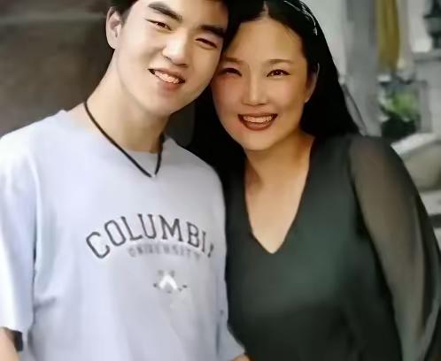 1988年，武汉一名女教师，正沉浸在新婚的生活中。没多久，她就怀孕了。不料，儿子