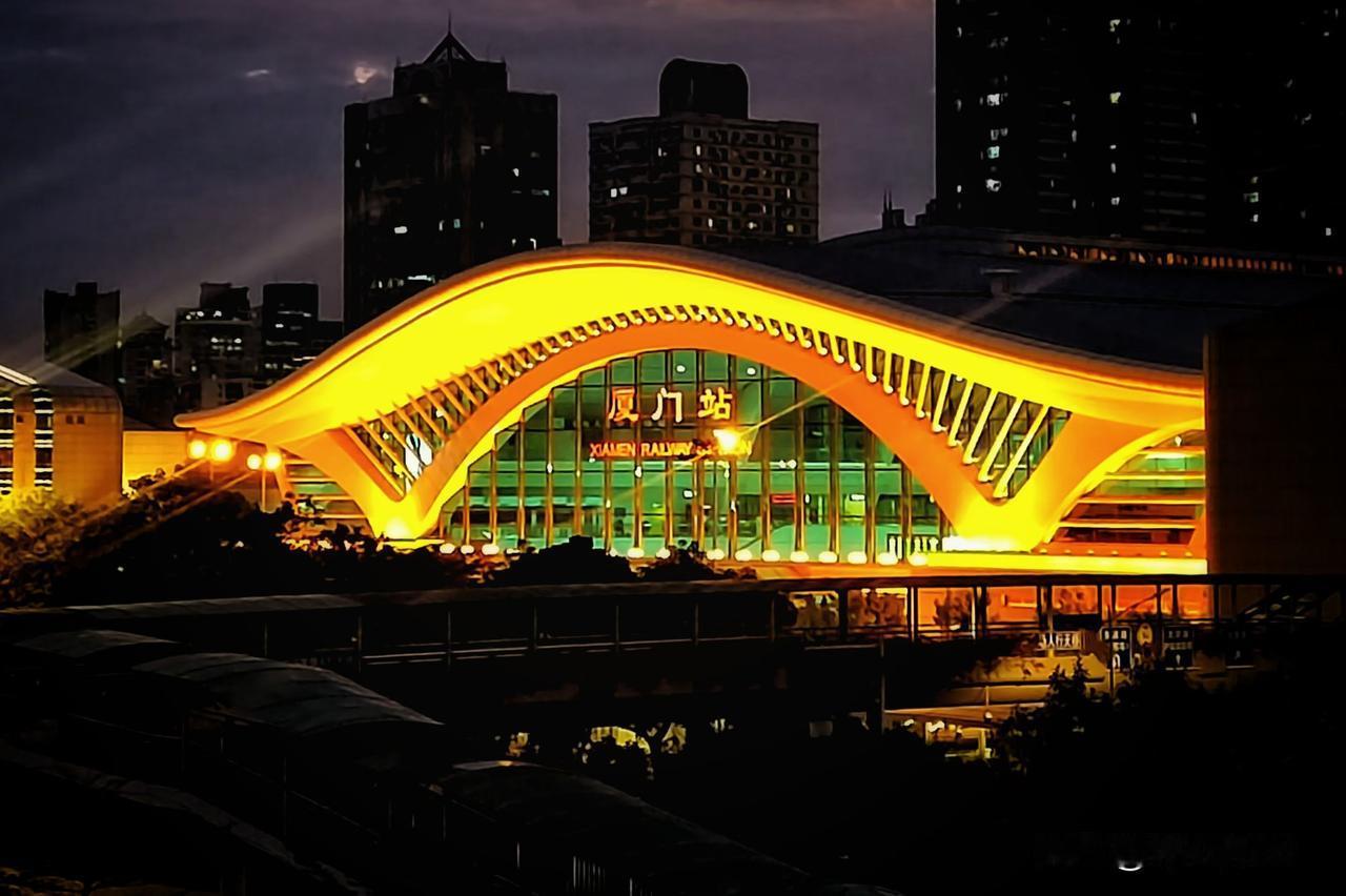 厦门站夜景：灯火阑珊处，归人入厦门。