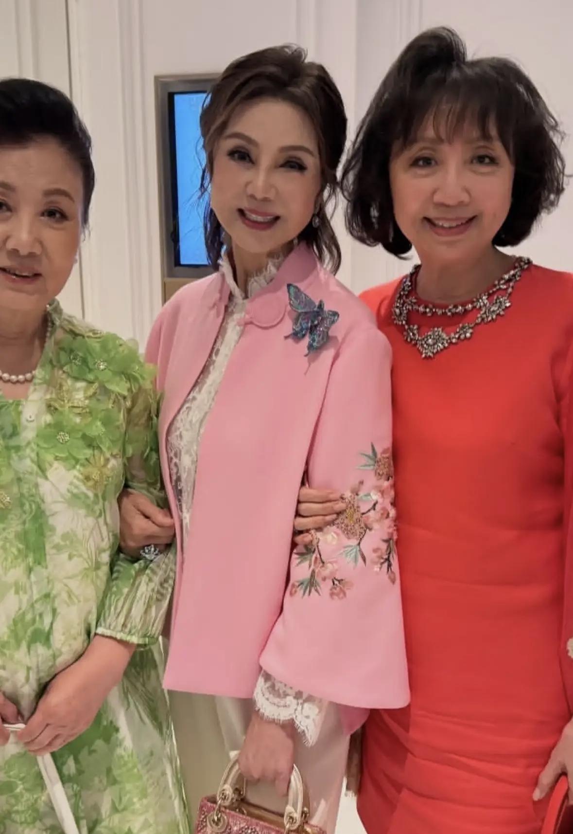 谢玲玲真的是很敢挑战自己，都是当奶奶，外婆的年纪了，去参加何猷君的答谢宴，竟然还