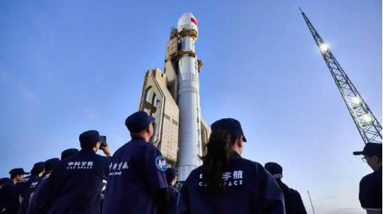 美国叫嚣“再发射就击落”，中国航天用7月底“四连发”直接扇回去！一枚接一枚腾空而