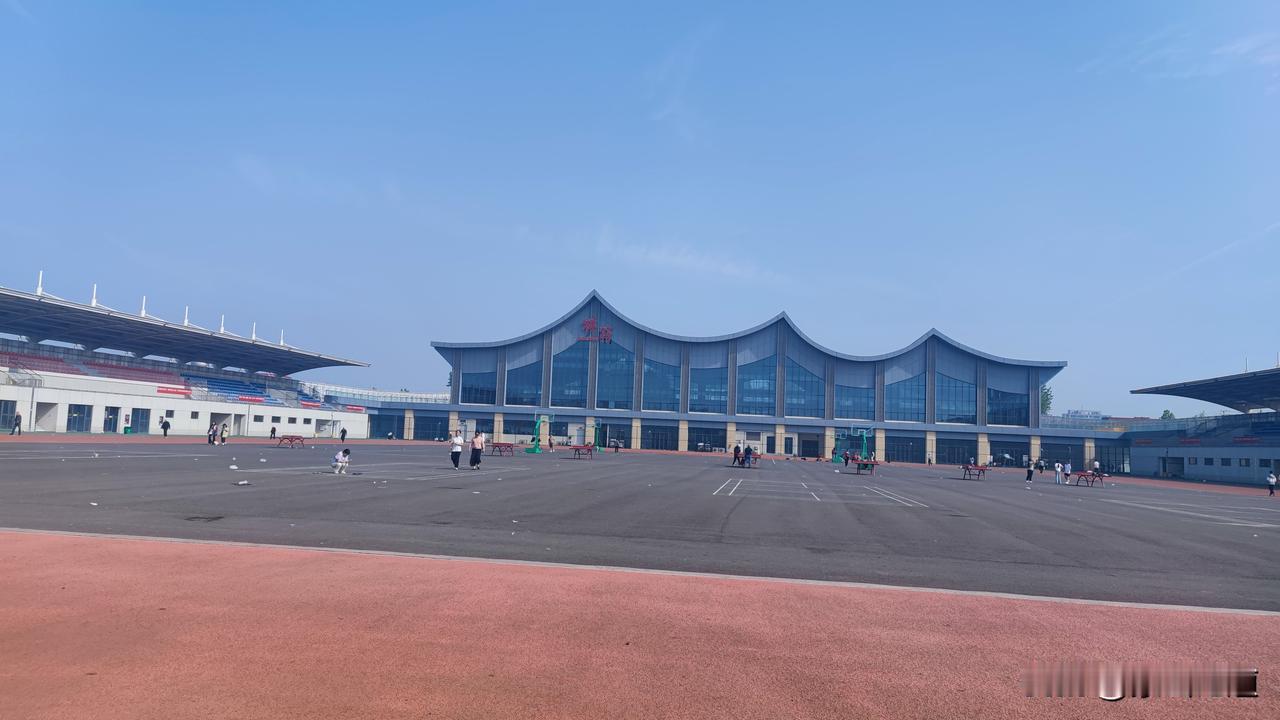 记录我的2026今天到开封市祥符区去玩，到了祥符区体育广场和体育中心，非常热闹。