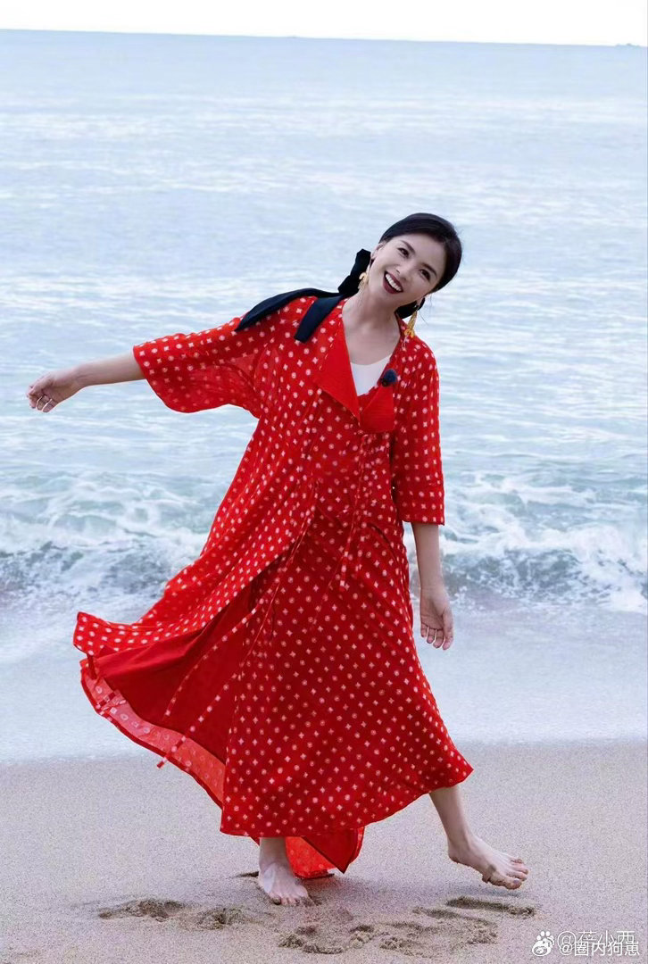 刘涛海边造型氛围感拉满，红波点连衣裙叠搭白背心，洋气精致，尽显高级时尚感。 