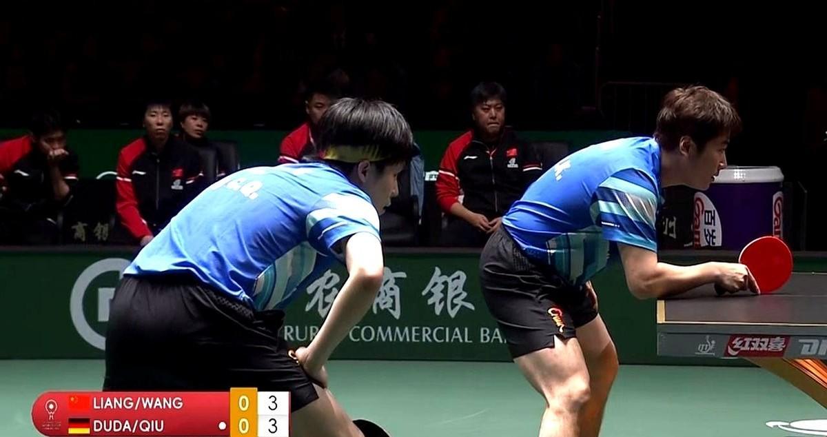 混双打完。
男双又上了。
中间就隔了一场球的时间。
镜头扫到王楚钦下场。
拧开瓶