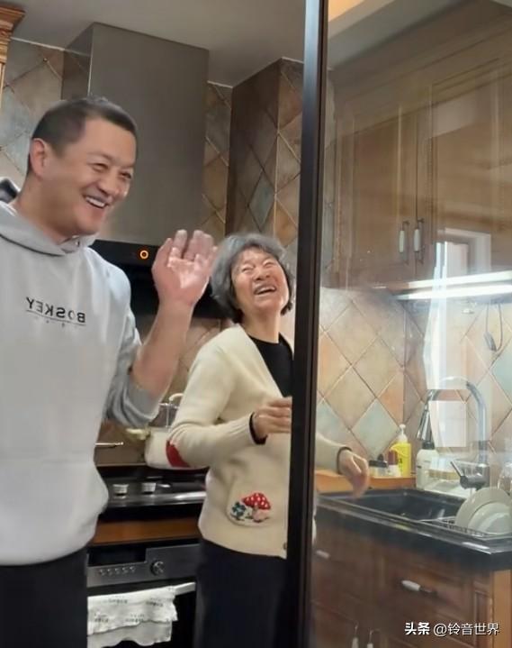 越来越喜欢李亚鹏，在女儿李蔫面前，他是个温情百转的好爸爸。在妈妈面前，他是个俏皮