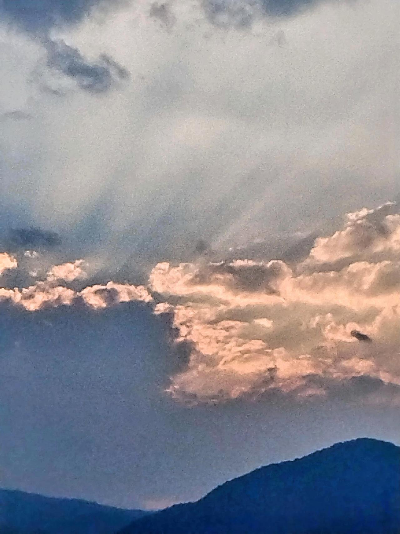 云海翻涌，山峦连绵，宛如大自然精心绘就的壮丽画卷。我伫立在巍峨山巅，凝望眼前那如