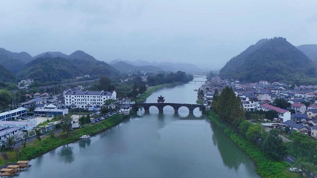 去了一趟胡乐镇，感觉这个地方蛮好的，小桥流水人家。其实皖南有很多地方都是这样，随