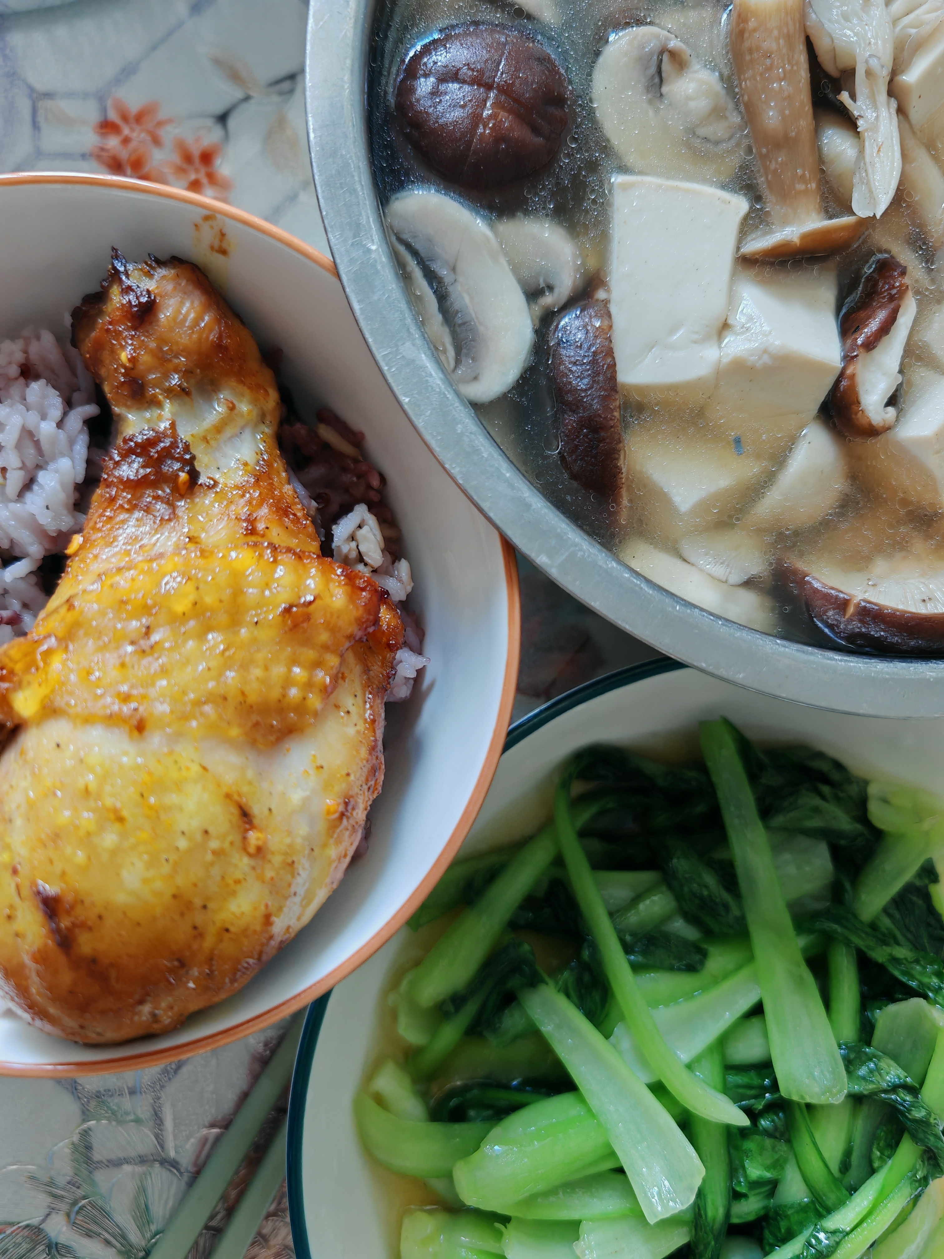 #午餐# 鸡腿➕蘑菇汤，我发现不知道吃啥的时候就吃蘑菇，又美味又方便[舔屏]你们