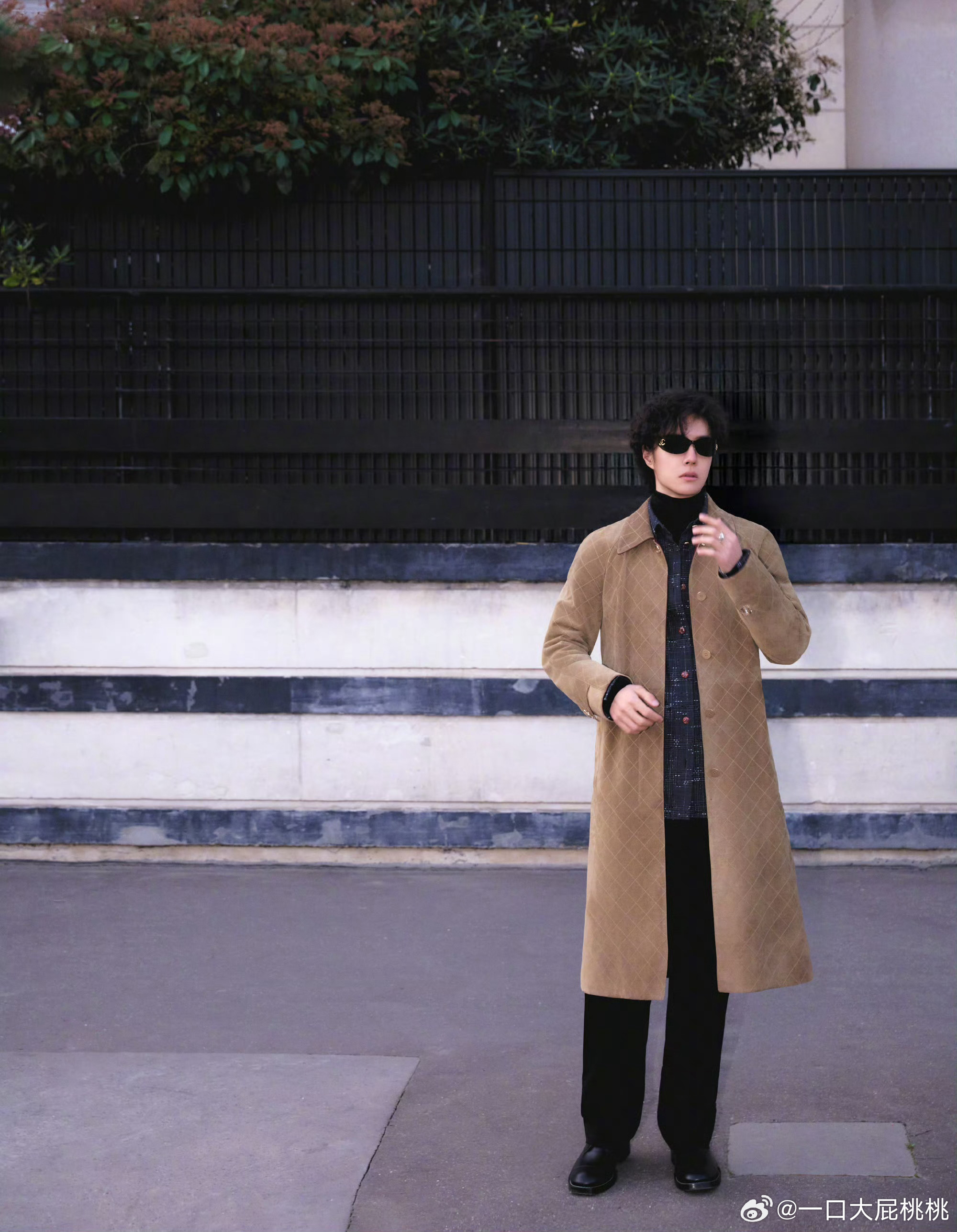 王一博本次巴黎时装周第三场大秀预热造型，身穿Chanel 2026高级手工坊系列