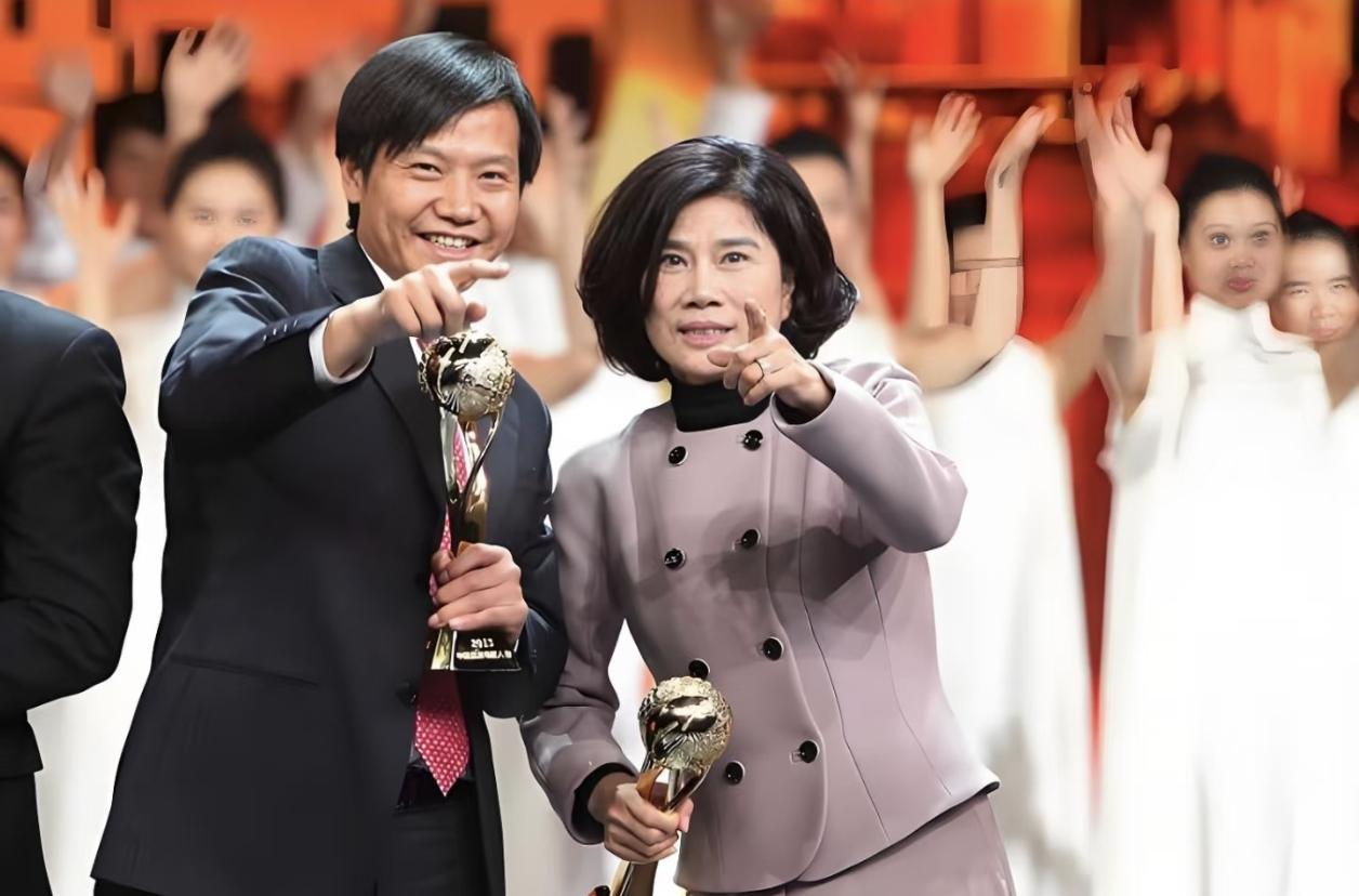 雷军还是格局小了，
他又一次提起当年和董明珠打赌之事，看起来他是不当回事的人，实
