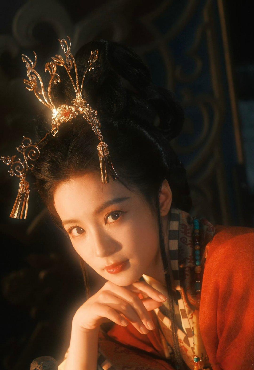 好久没在内娱见过这种类型了 比起堆砌的华丽妆造，这种由内而外的古典美，才是真的高