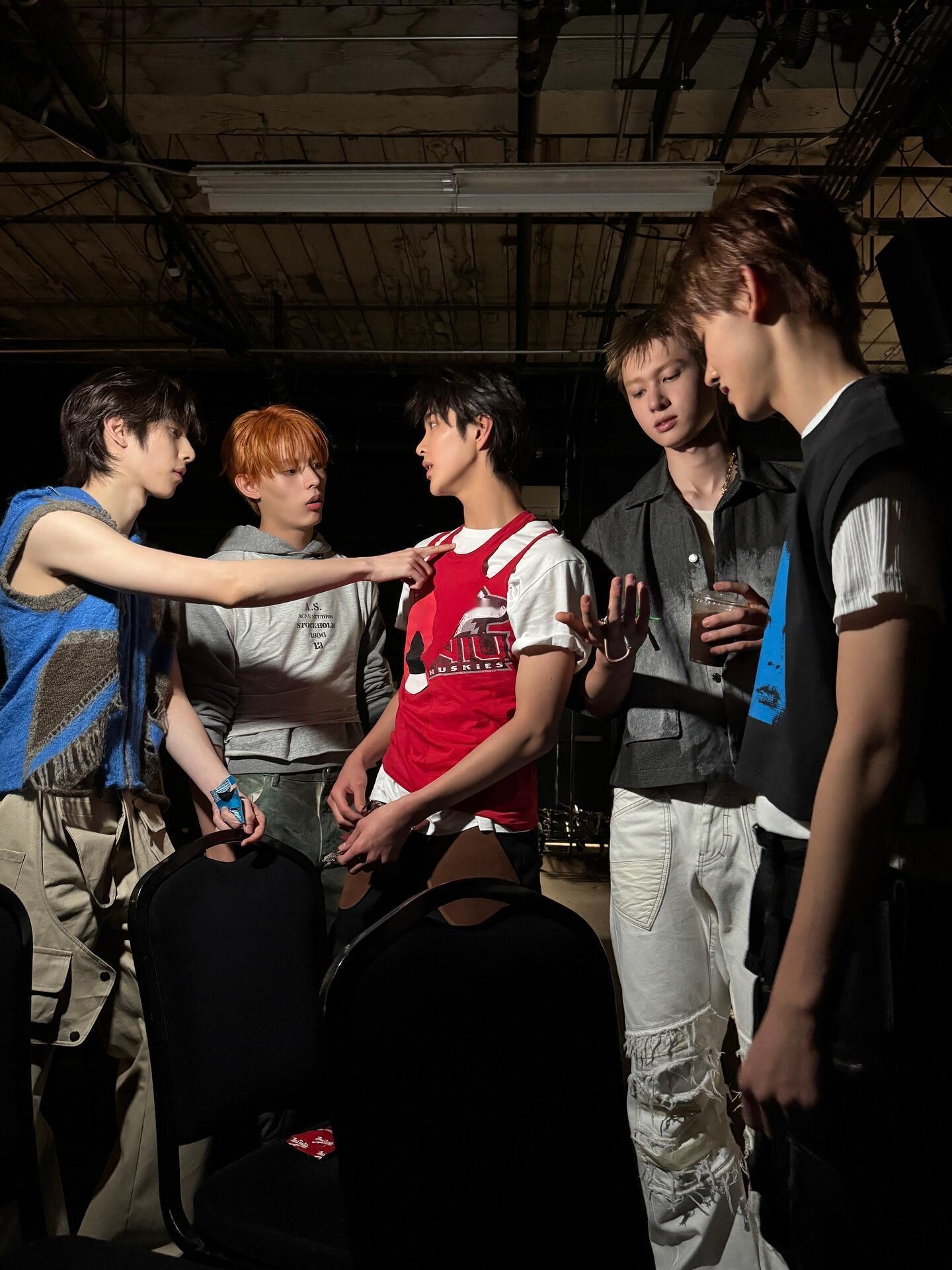 Cortis开辟了很新的宠粉赛道全实名制座位、专车接送、人手满满的福利伴手礼……