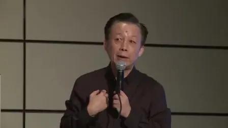 易中天老师在一次做节目中时，主持人欢迎易中天教授的到来，易老师先来个拥抱，然后亲