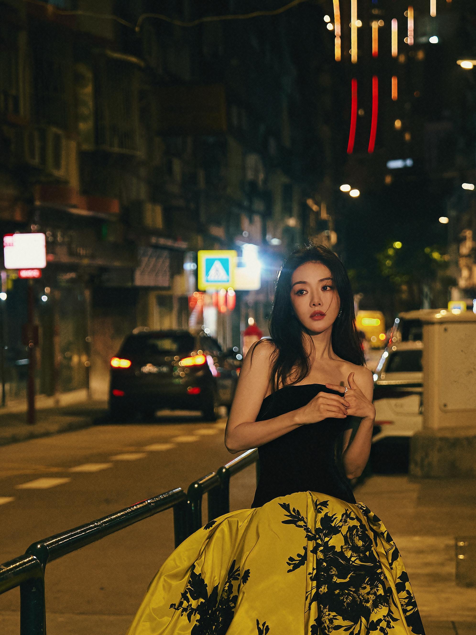 邓家佳刻在骨子里的喜剧美人 邓家佳，一朵盛开的夜玫瑰。 ​​​