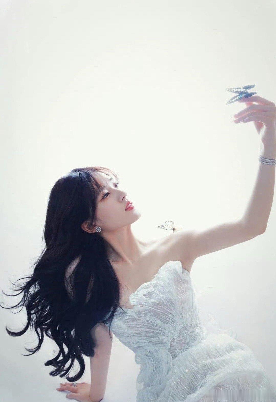 #赵露思蝴蝶隐喻#赵露思与蝴蝶的隐喻，形成鲜明对比，美得令人惊叹。她如蝶般轻盈，