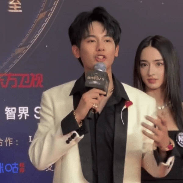 偷偷藏不住……00后正是爱秀的年纪 ​​​