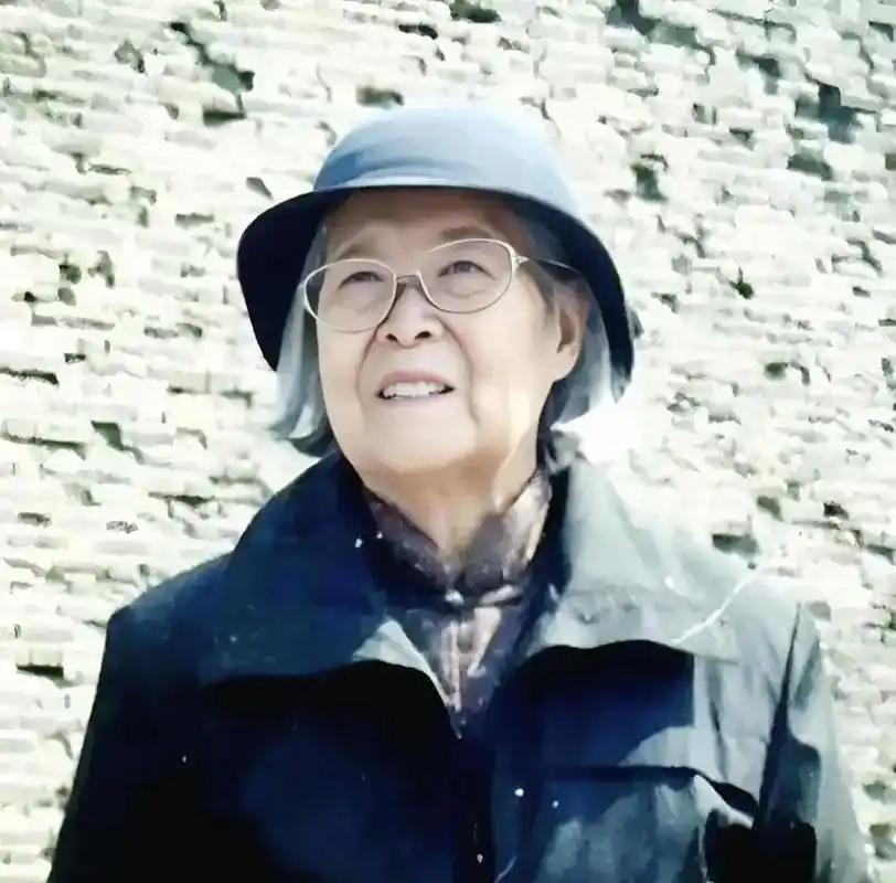 2007 年 ，83 岁傅冬菊离世，傅作义永远不知，她葬礼有多冷清，这位真正的北