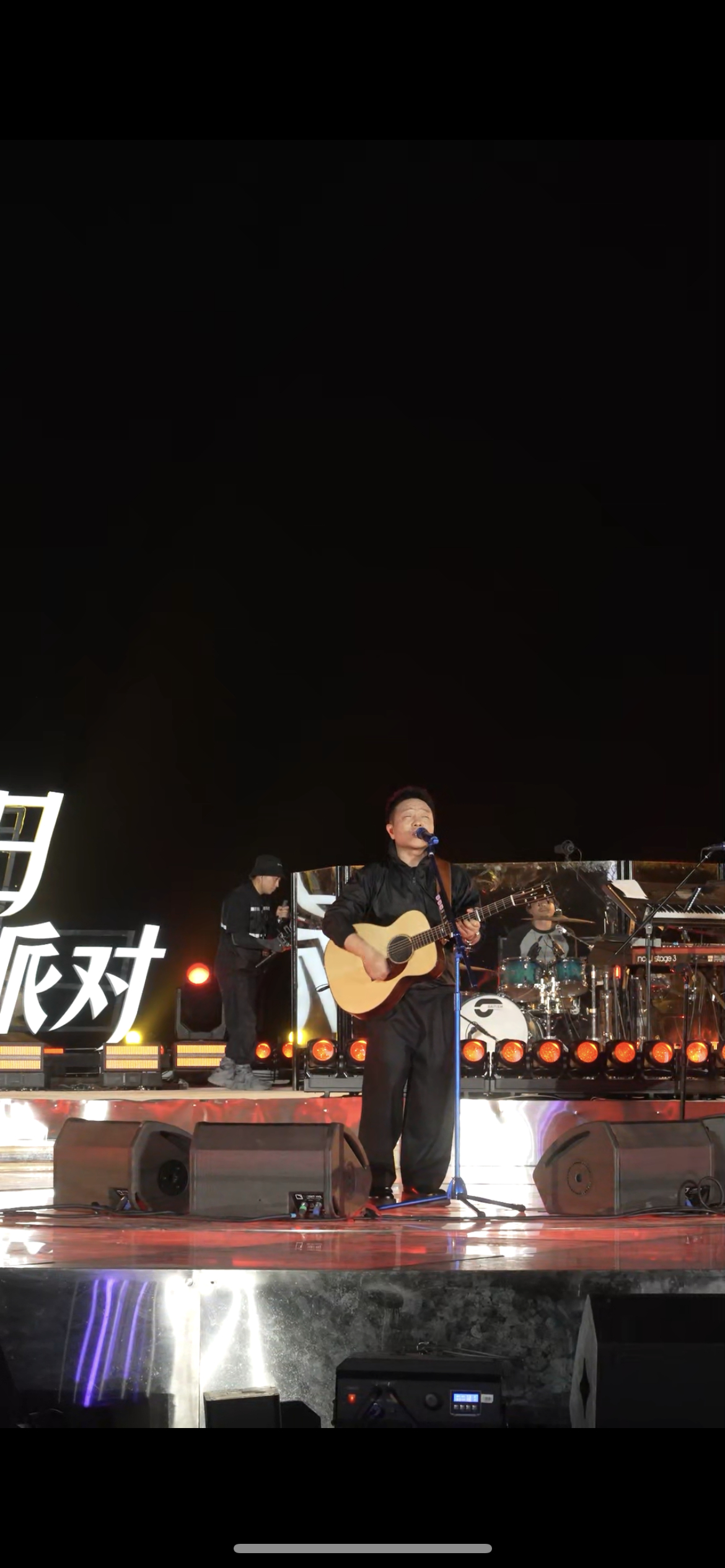 许巍一嗓子唱出一朵蓝莲花 月牙湾的夜，无人机与烟花共同绽放出一朵巨大的蓝莲花，许