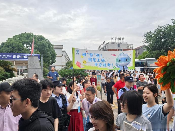 受伤考生拄拐赶考台州民警全程护送 拄着拐杖，却走得格外安心。🩼 天台中学考点外