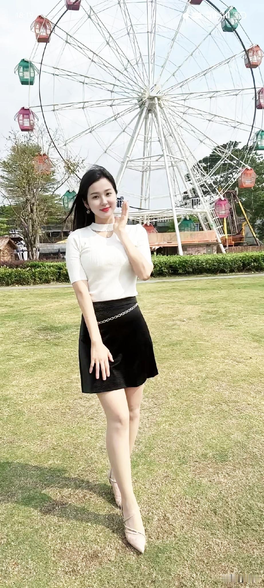 在摩天轮下，享受阳光和微风，轻松自在的一天。🌞🎡👗
