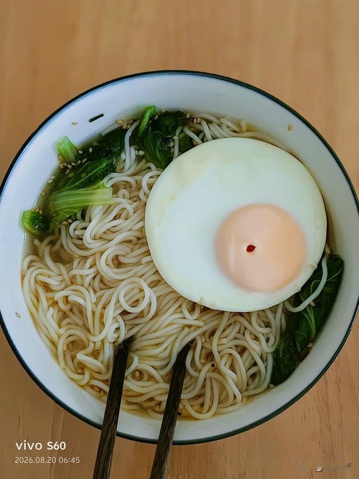 现在的孩子吃个荷包蛋也讲究。
这是我为孩子做的荷包蛋，
要形状规则不散，
蛋黄嫩