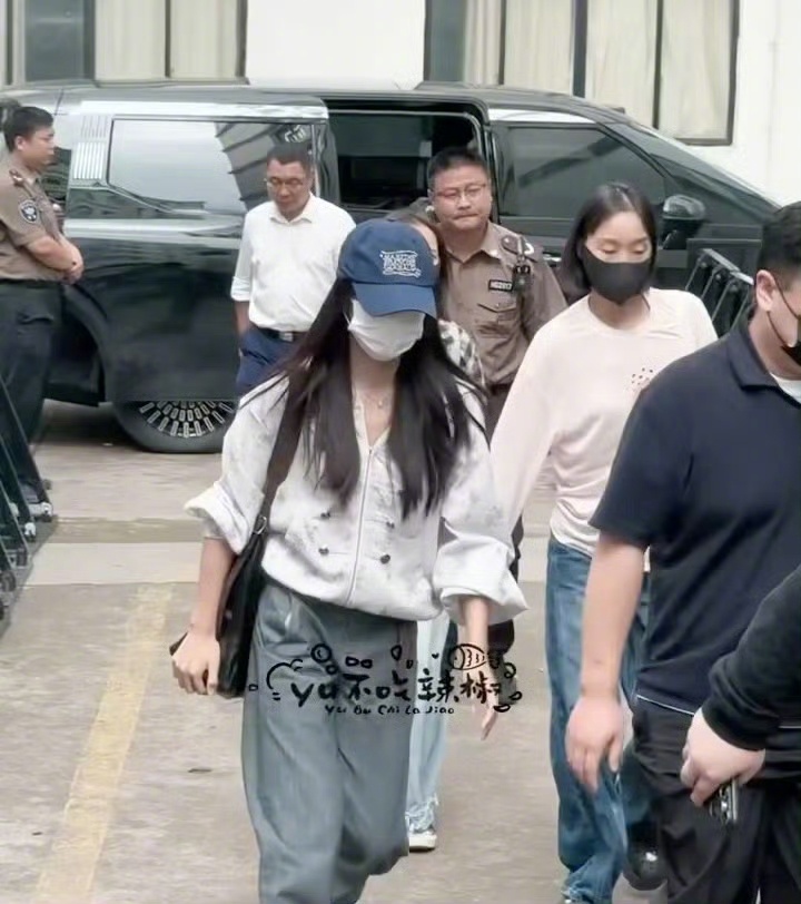 张凌赫卢昱晓进组张凌赫卢昱晓二人男帅女美，身高差也配！简直不要太完美！期待正式官