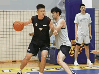 周鹏回广东队后，开启教学模式了。
这一撞再加一晃，把黄明依吃得死死的，果然姜还是