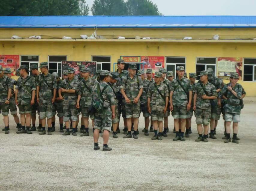具体哪年记不清了，只记得是跑五公里前拍的照片，346团那些青葱的日子