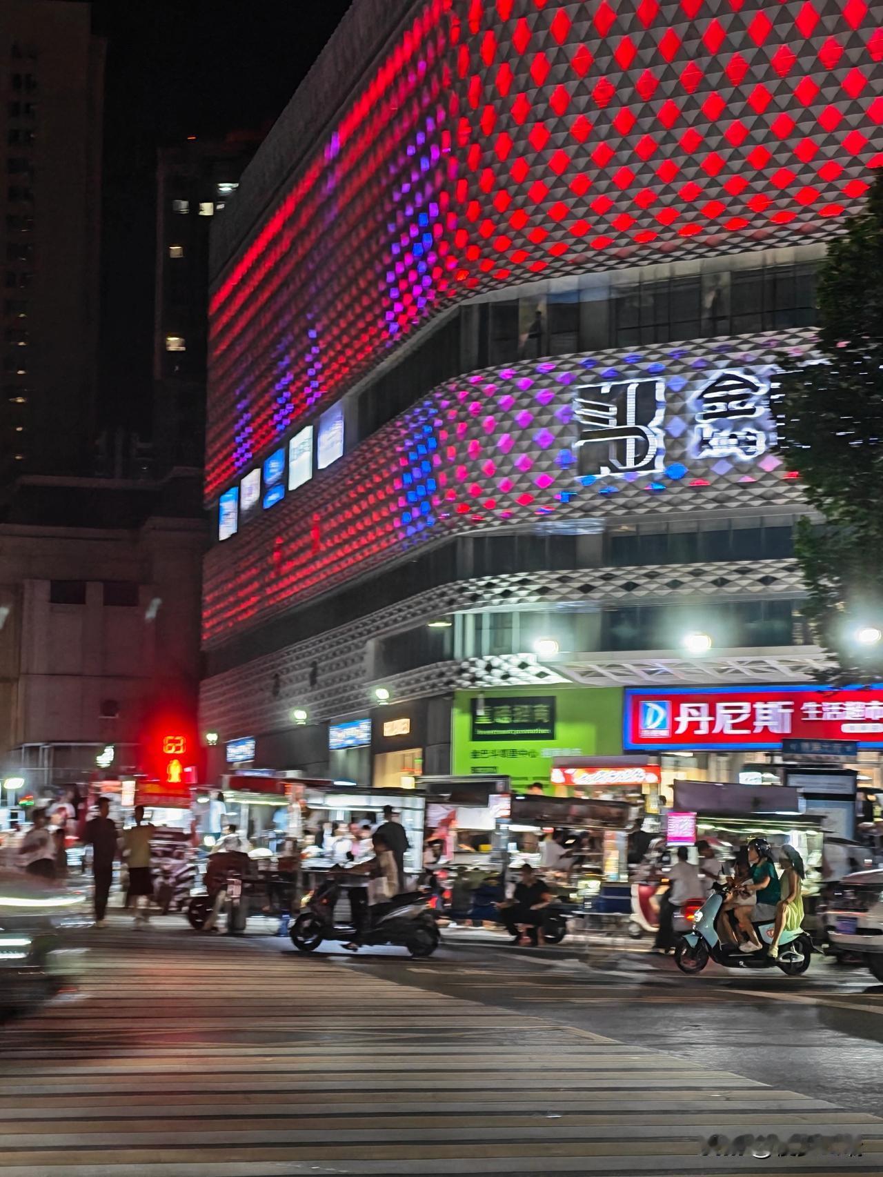 夜色里的金巴斗
 
夜幕降临，新密金巴斗购物中心披上流光外衣。外立面菱形灯光次第