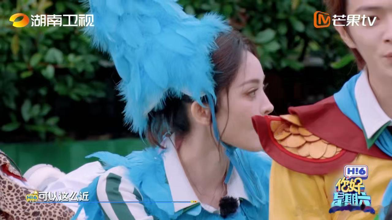 娜扎好努力的脖子娜扎打不过就物理攻击你好星期六偷听游戏环节笑点直接拉满！娜扎负责