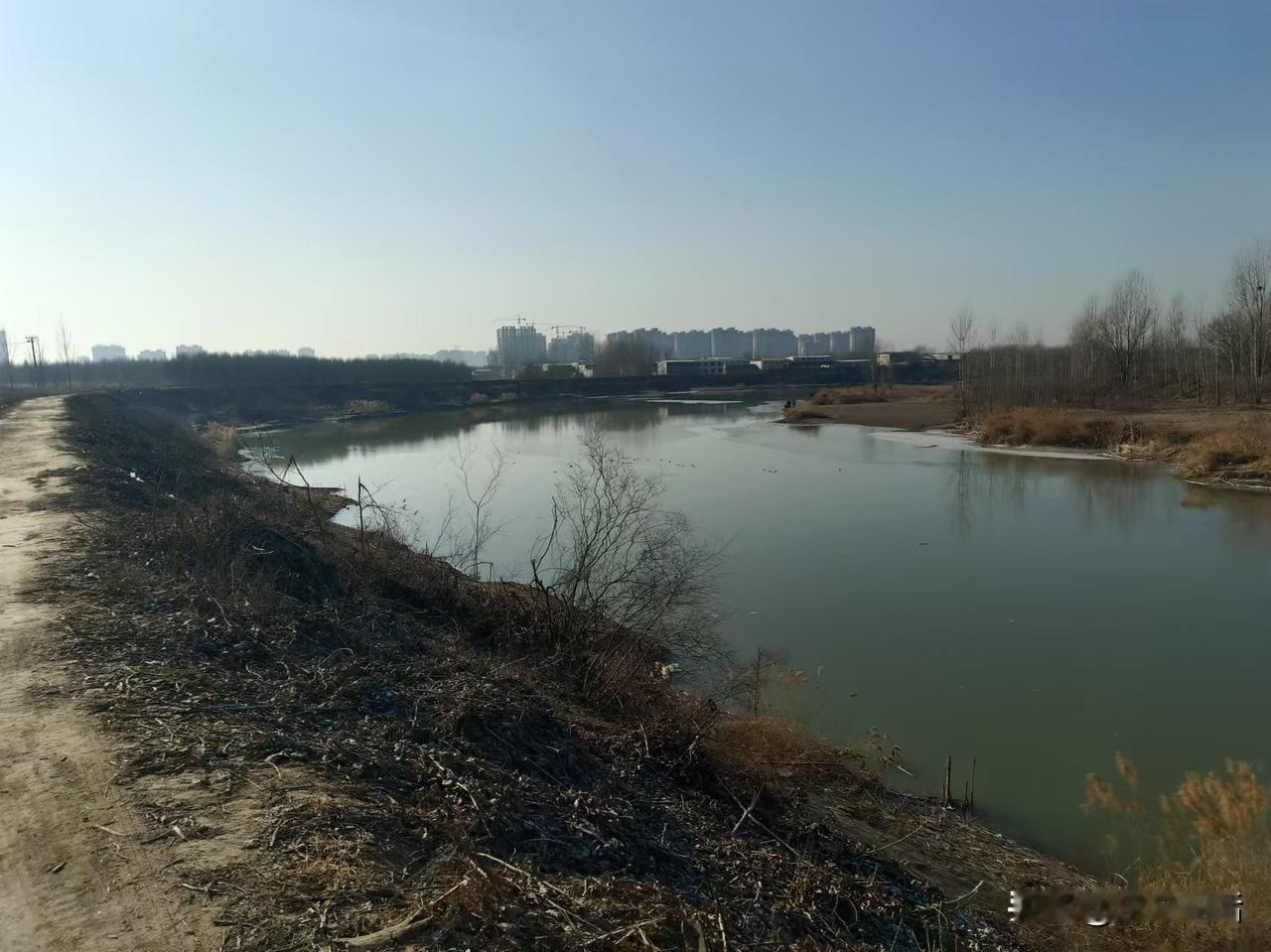 梁东方
每次走朝阳路，都会在快速通过大桥的一瞬间里望见桥下的漕河。
早就习惯了河