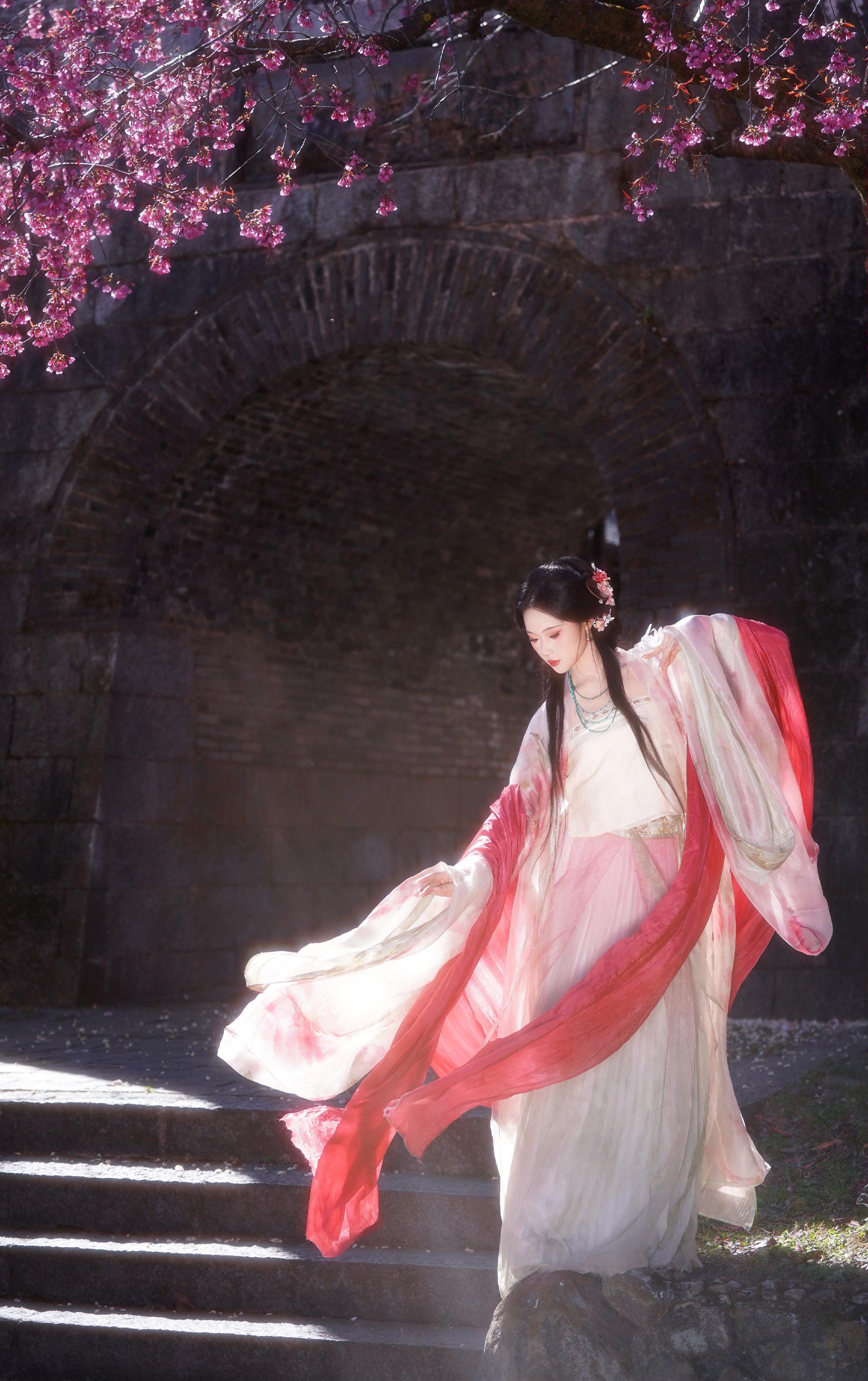 想不出文案，形容她的美。