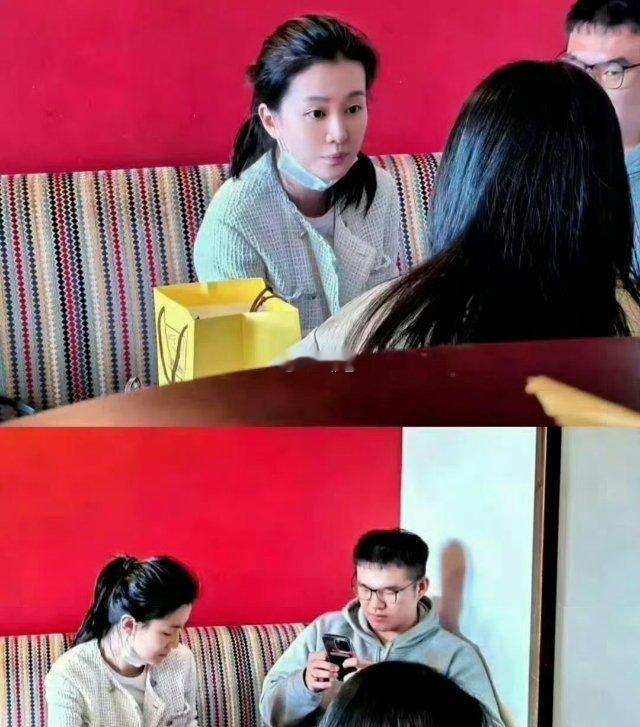 在澳门偶遇乔欣和赖柏霖，两人看起来很随意，没怎么打扮，完全没看出来这件衣服居然这