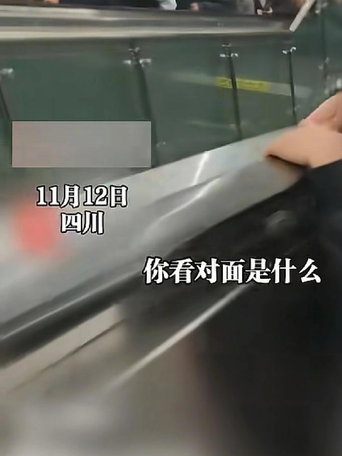 和孩子说这样的话，是否会影响他的成长我
四川成都早高峰，一位母亲带着孩子乘坐电梯