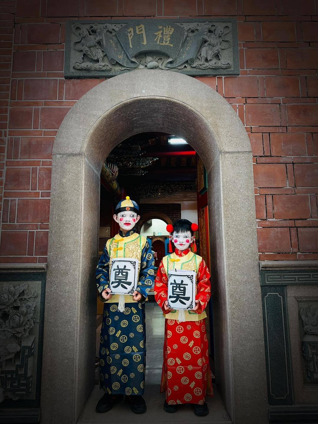 #万圣节#即将来临，有妈妈分享把两个孩子打扮成金童玉女在妈祖庙拍照引发热议。。。