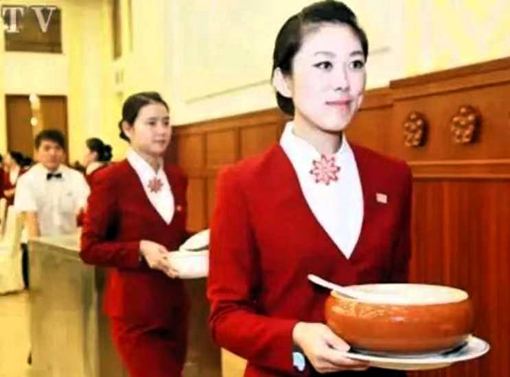 如果你以为国宴服务员只是端盘子的，那可就大错特错了！
 
能够进入国宴参与服务工